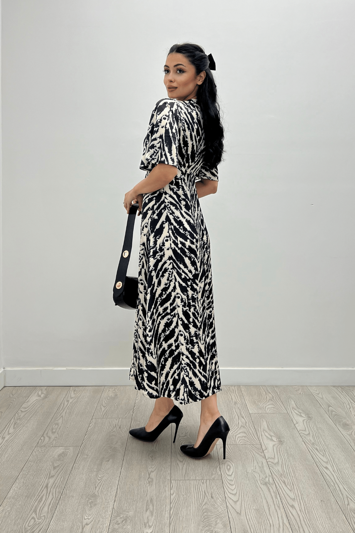 Saten Kumaş Göğsü  Büzgü Detaylı Elbise - SİYAH