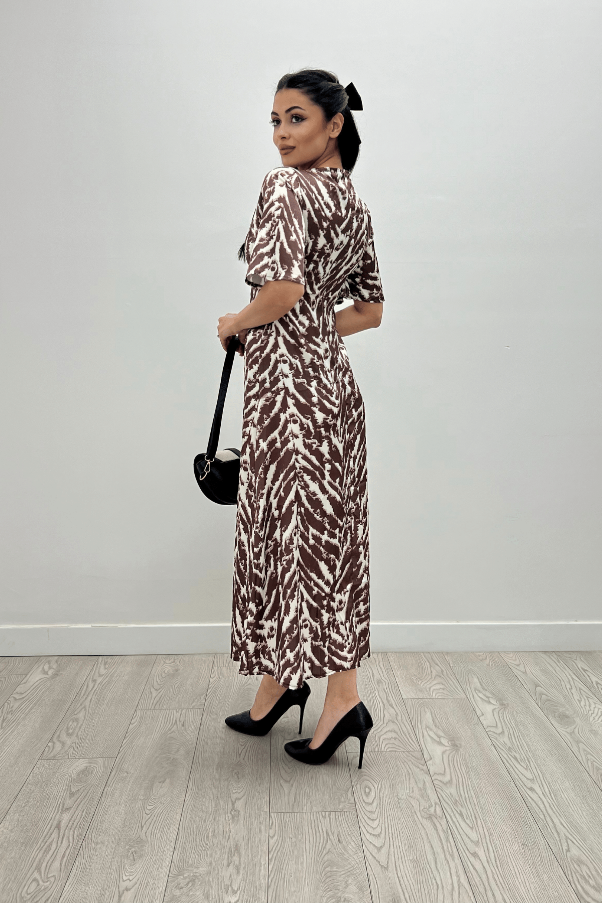 Saten Kumaş Göğsü  Büzgü Detaylı Elbise - KAHVERENGİ