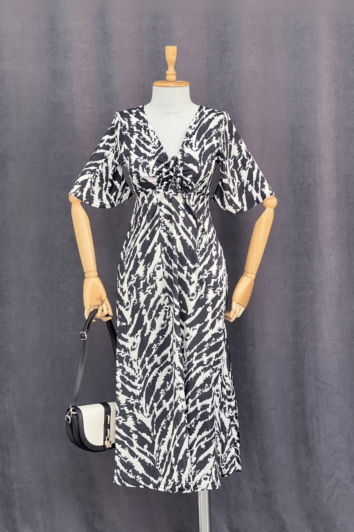 Saten Kumaş Göğsü  Büzgü Detaylı Elbise - SİYAH