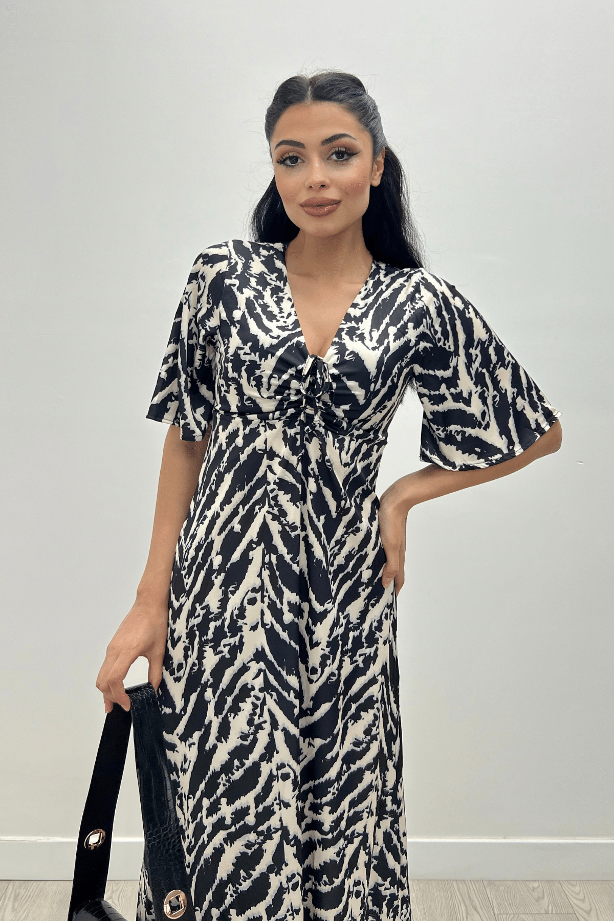 Saten Kumaş Göğsü  Büzgü Detaylı Elbise - SİYAH