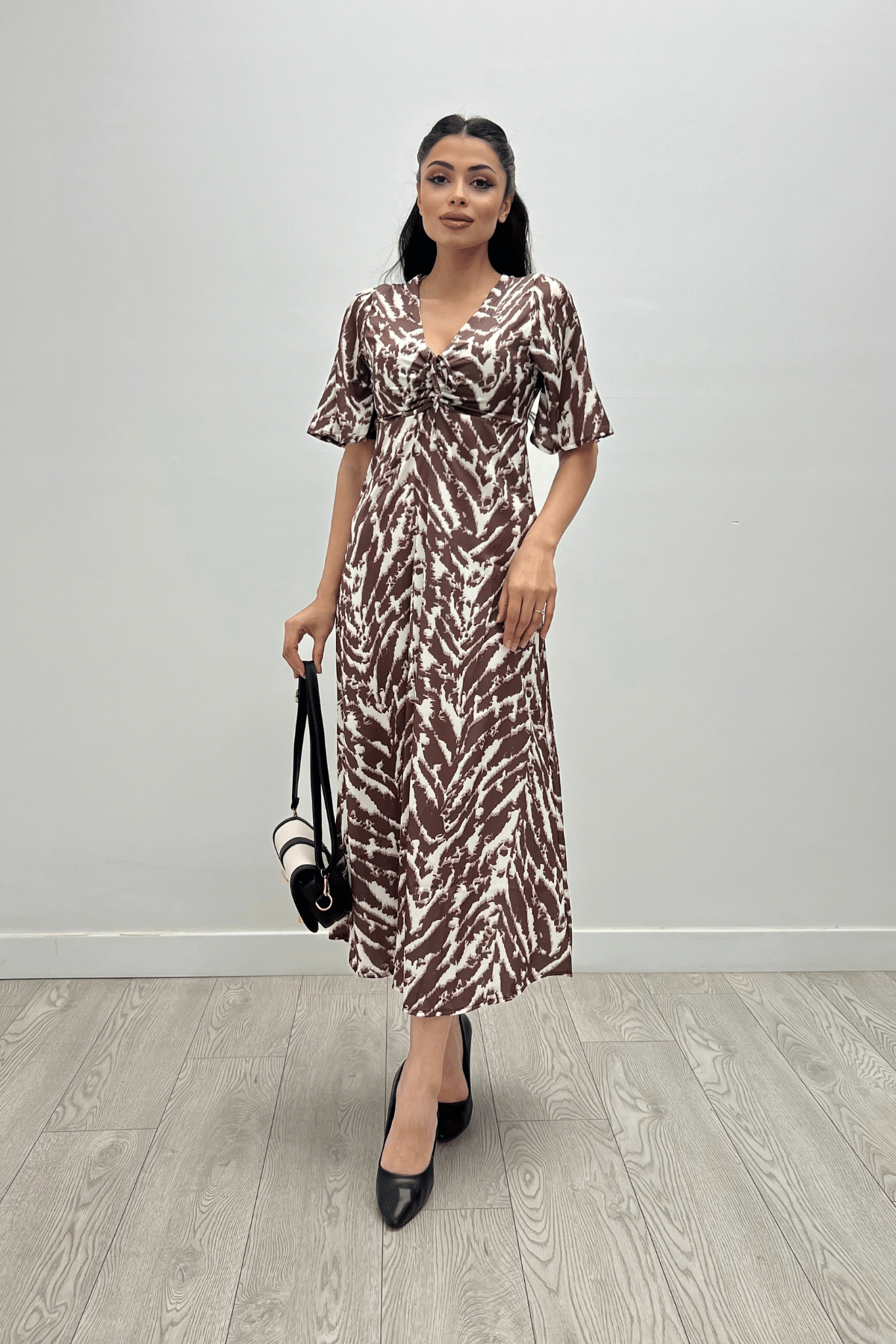 Saten Kumaş Göğsü  Büzgü Detaylı Elbise - KAHVERENGİ