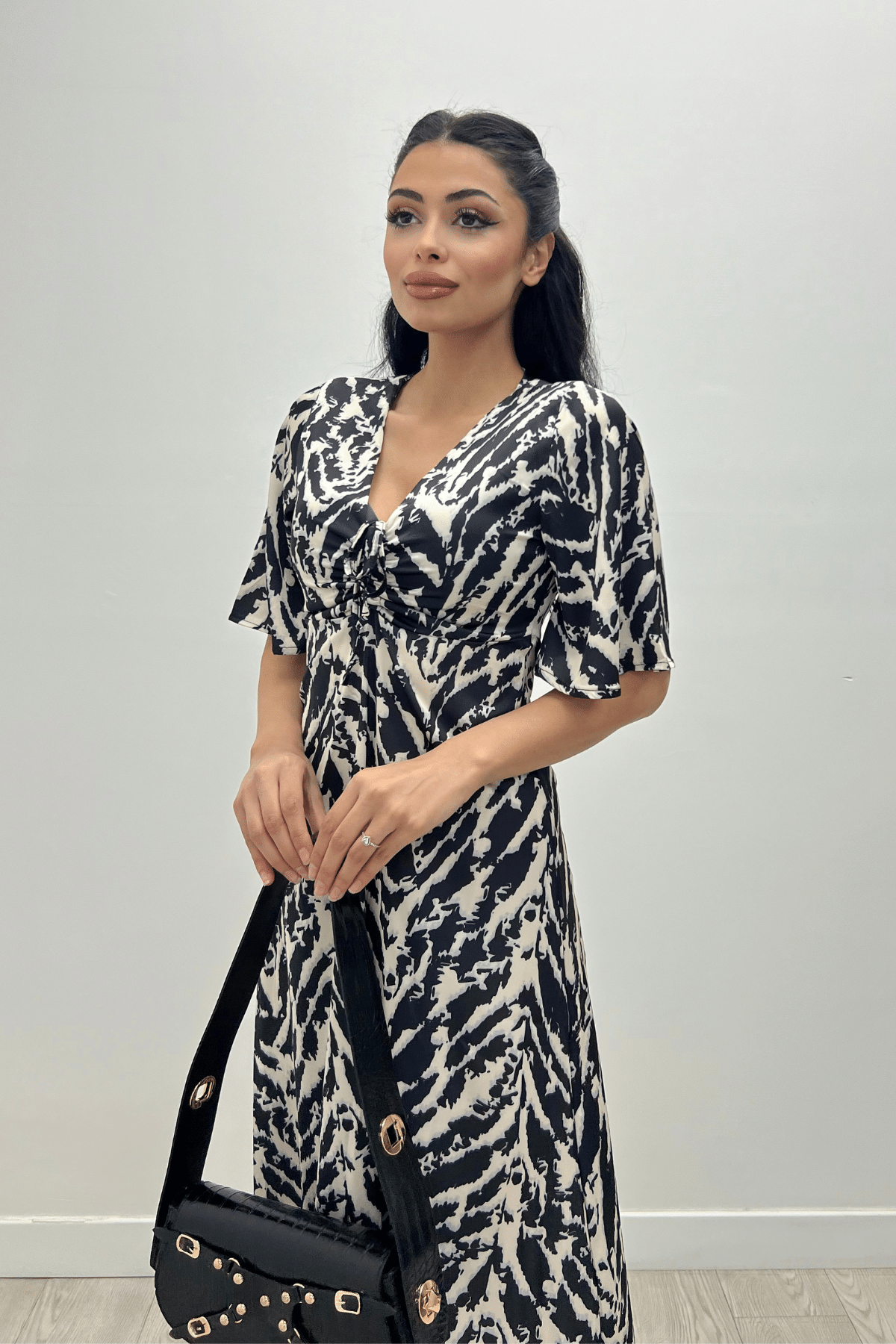 Saten Kumaş Göğsü  Büzgü Detaylı Elbise - SİYAH