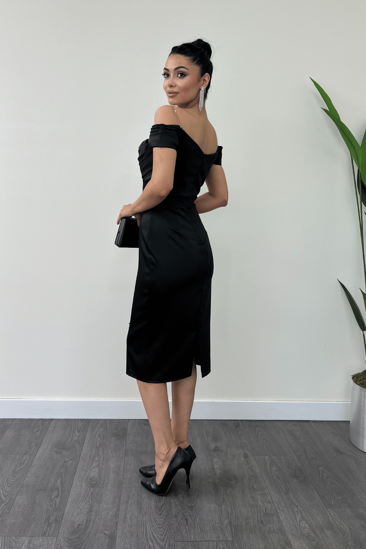 Saten Kumaş İnci Detaylı Kalem Elbise - SİYAH