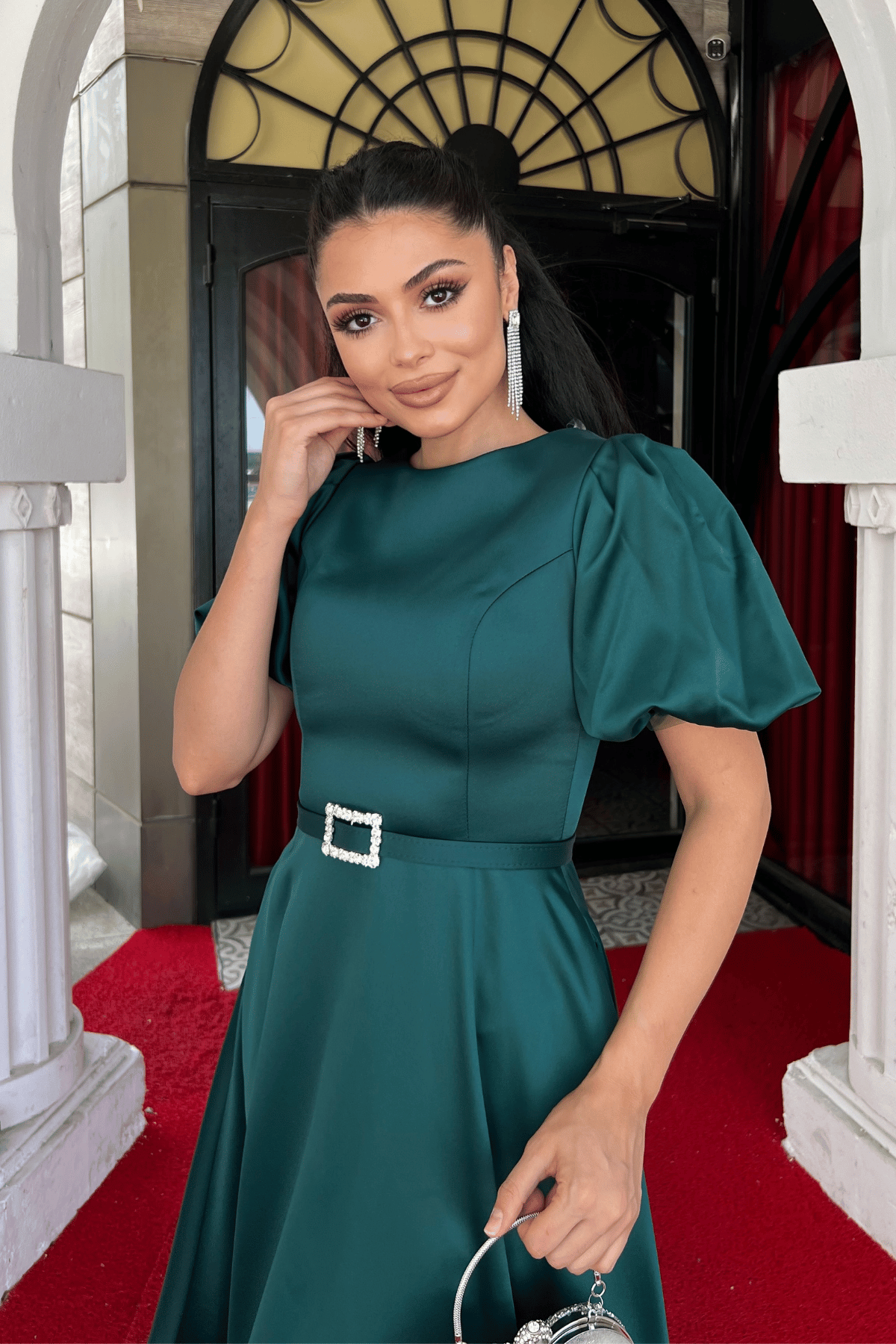 فستان ميدي بحزام من قماش الساتان - الزمرد الأخضر