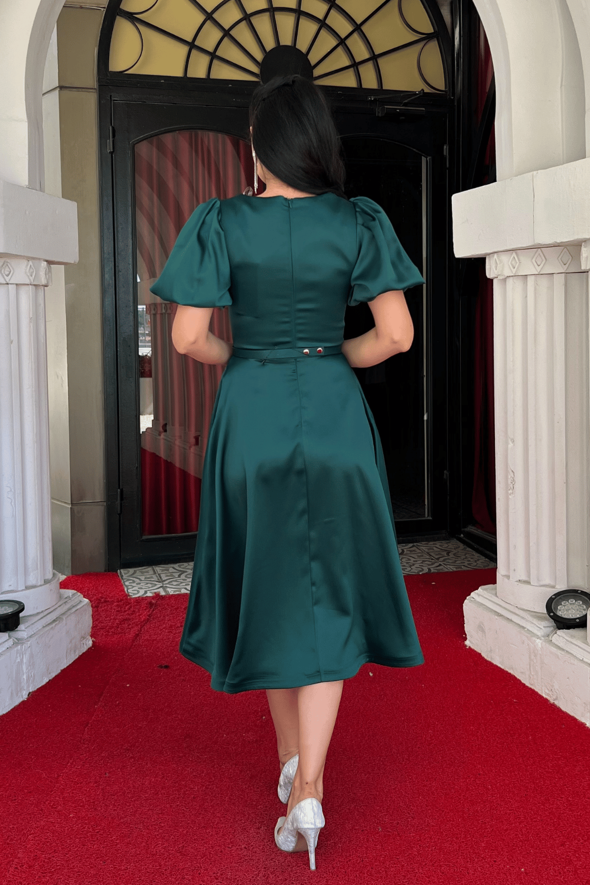 فستان ميدي بحزام من قماش الساتان - الزمرد الأخضر