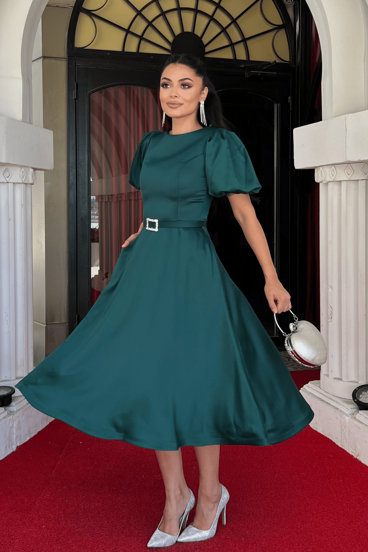 فستان ميدي بحزام من قماش الساتان - الزمرد الأخضر
