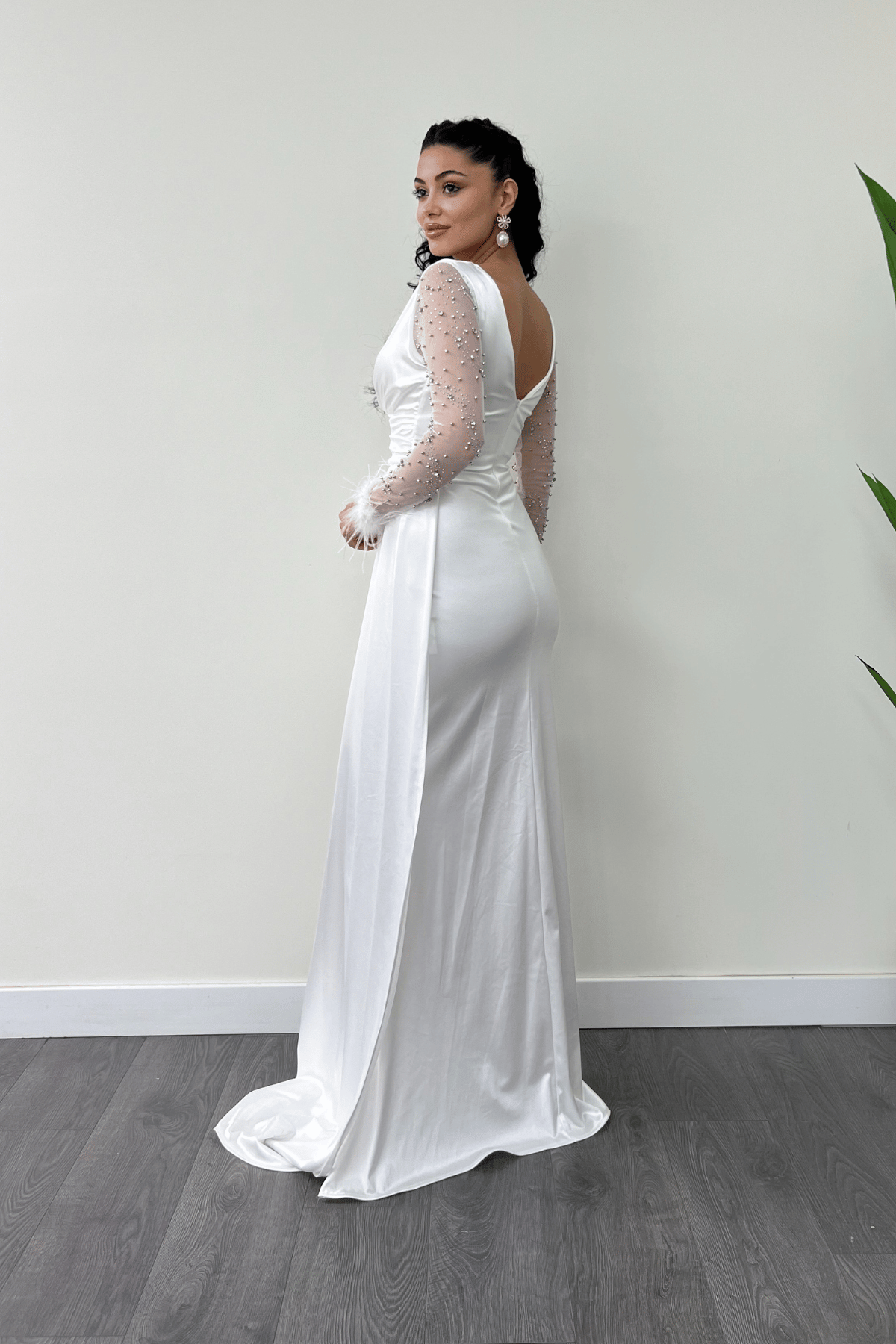 Saten Kumaş Kolları Otrişli Boncuk Detaylı Balık Elbise - BEYAZ