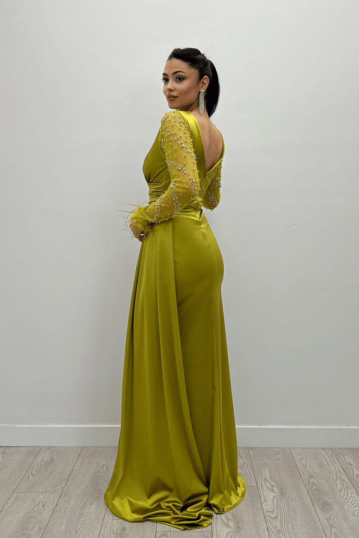 Saten Kumaş Kolları Otrişli Boncuk Detaylı Balık Elbise - YEŞİL