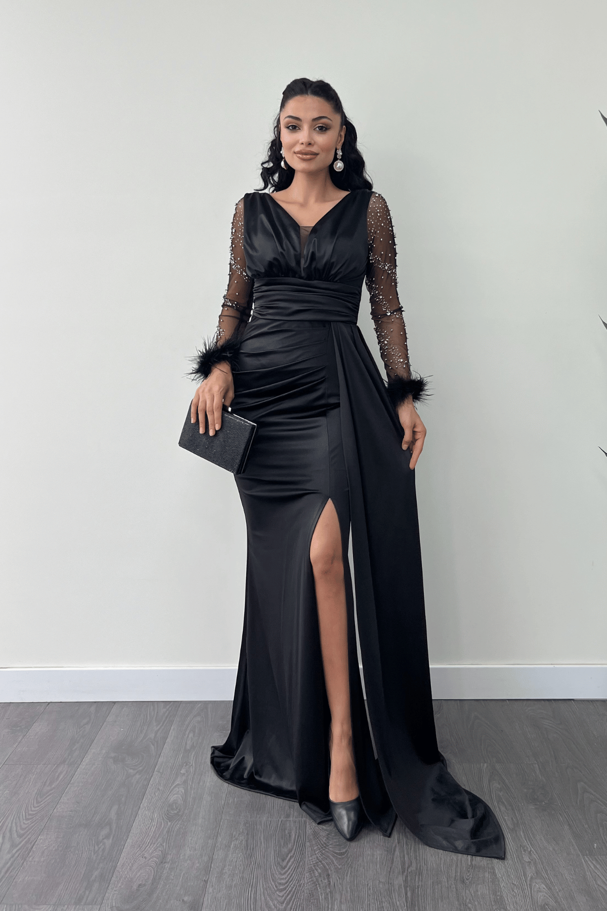 Saten Kumaş Kolları Otrişli Boncuk Detaylı Balık Elbise - SİYAH