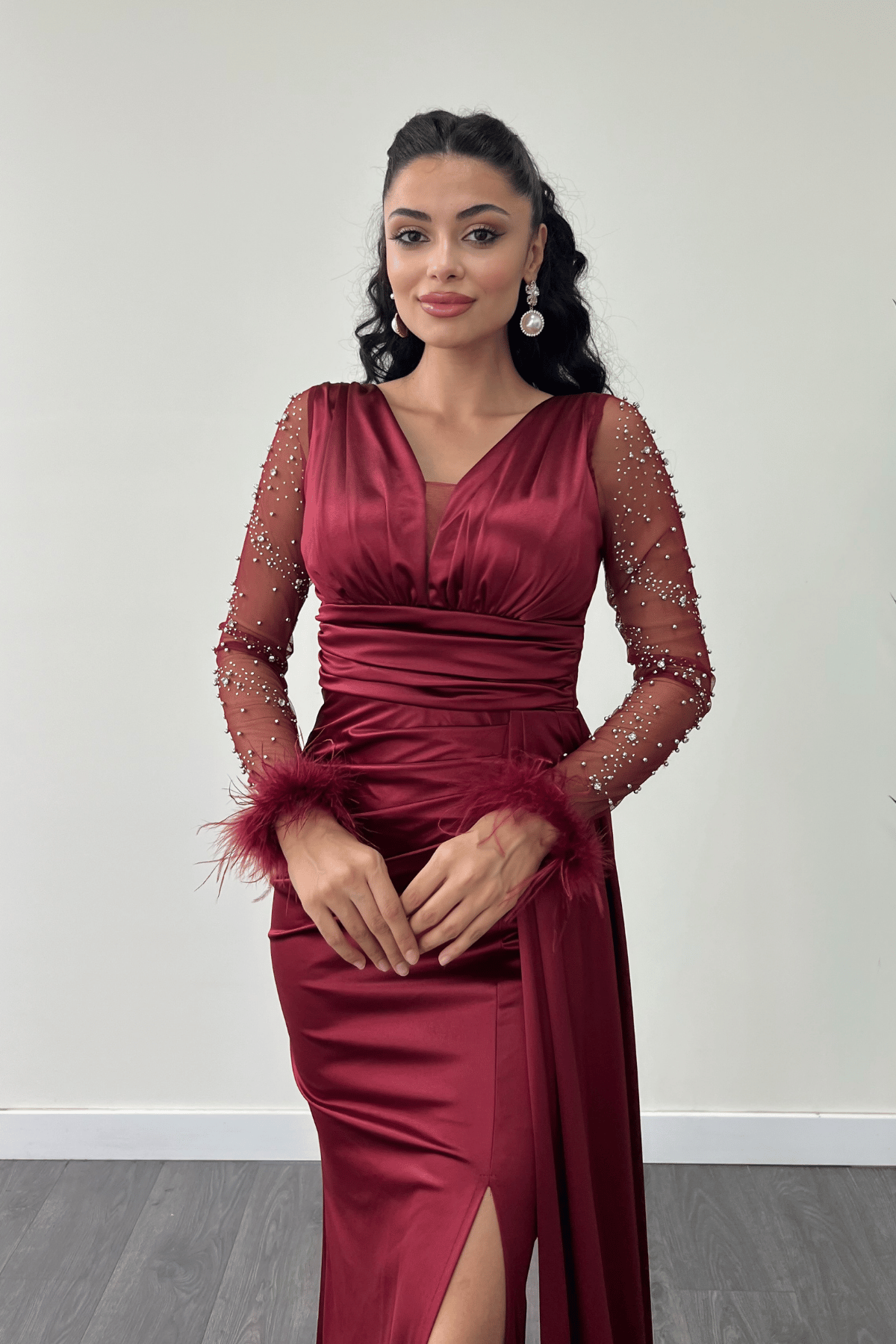 Saten Kumaş Kolları Otrişli Boncuk Detaylı Balık Elbise - BORDO