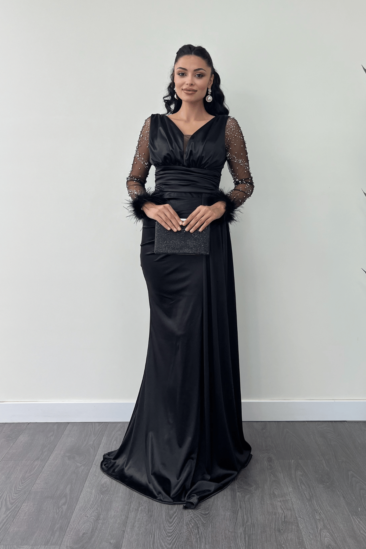 Saten Kumaş Kolları Otrişli Boncuk Detaylı Balık Elbise - SİYAH