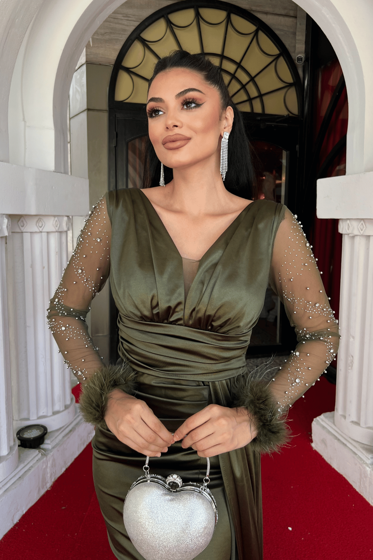 Saten Kumaş Kolları Otrişli Boncuk Detaylı Balık Elbise - HAKİ YEŞİLİ