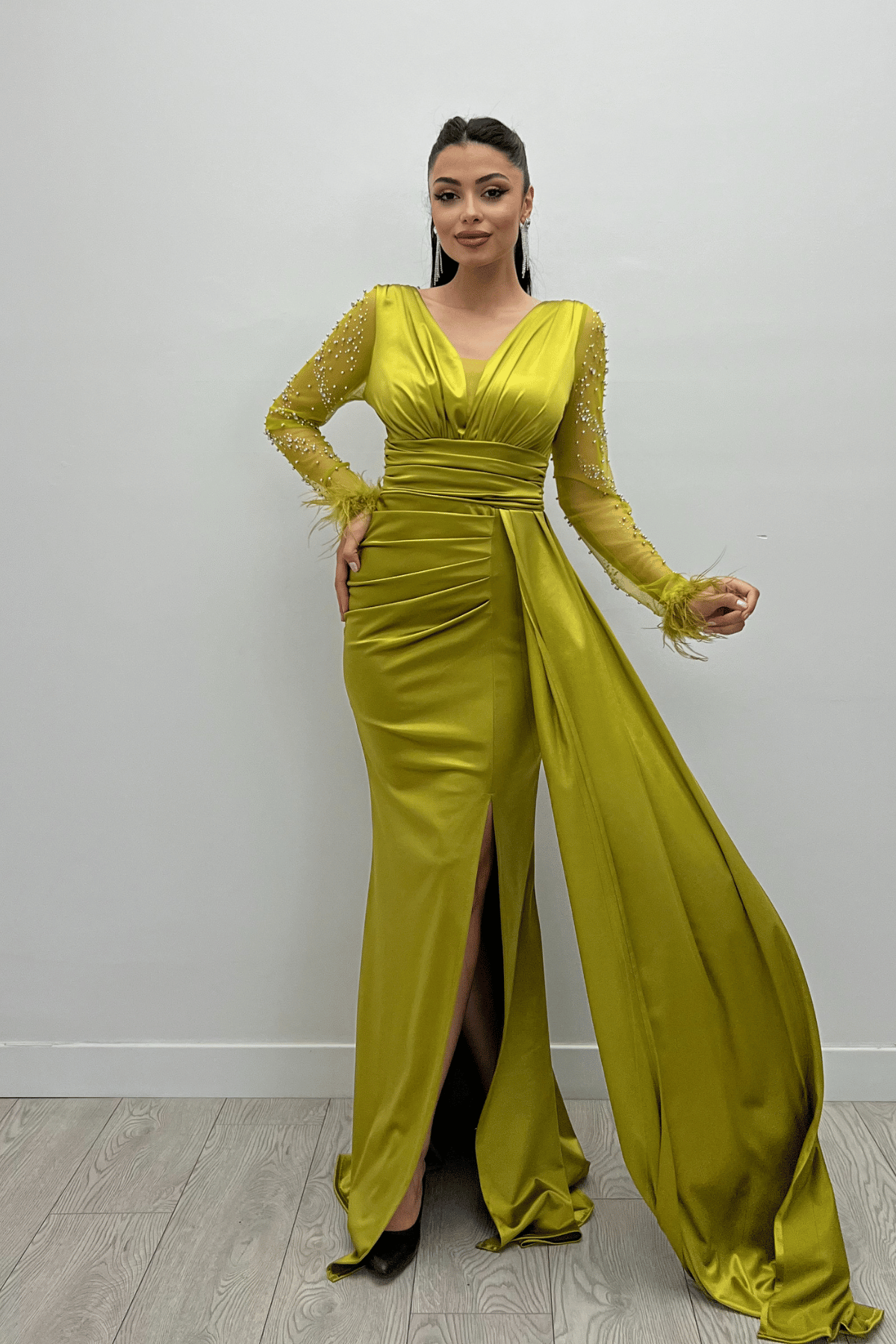 Saten Kumaş Kolları Otrişli Boncuk Detaylı Balık Elbise - YEŞİL