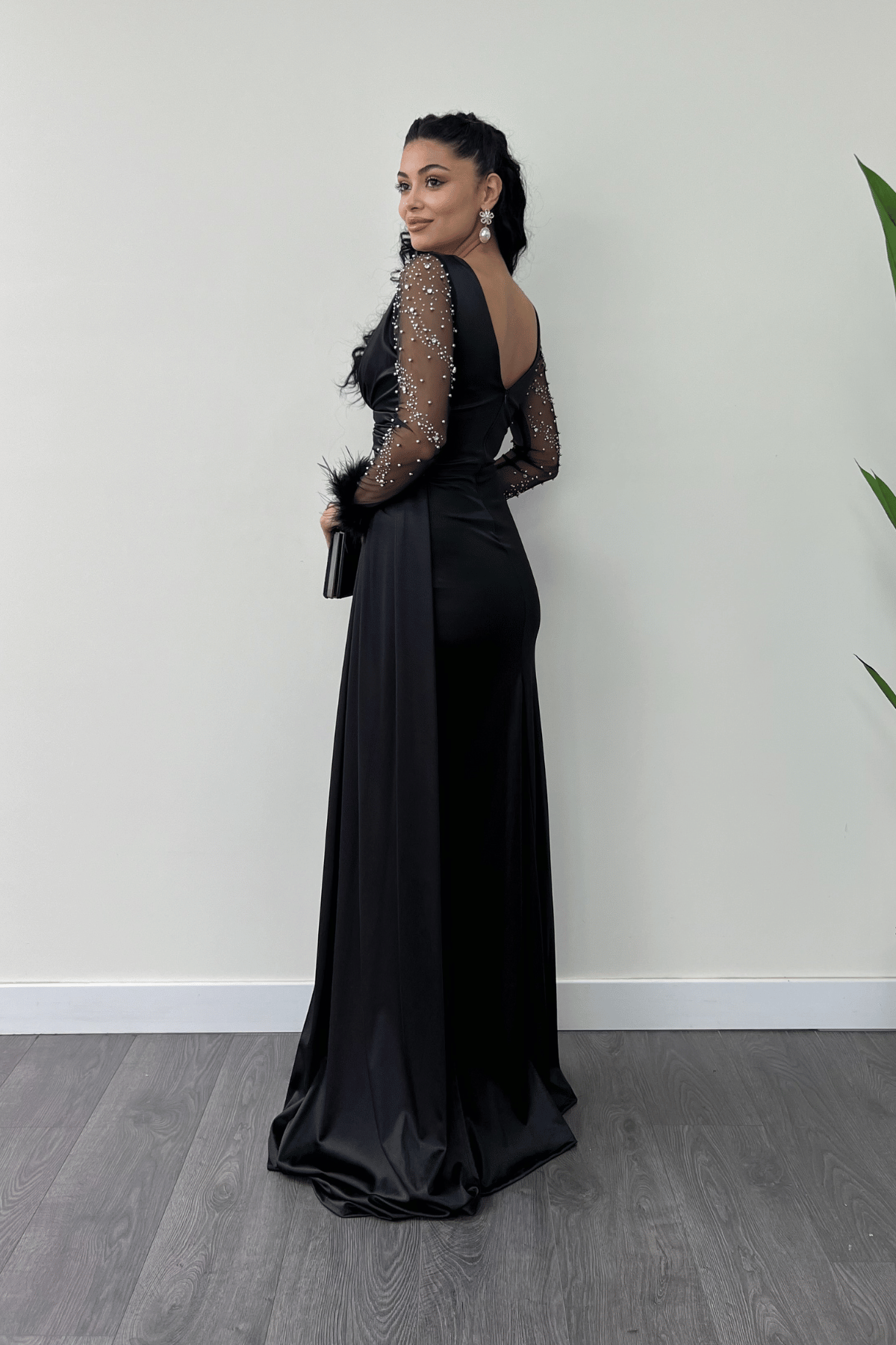 Saten Kumaş Kolları Otrişli Boncuk Detaylı Balık Elbise - SİYAH