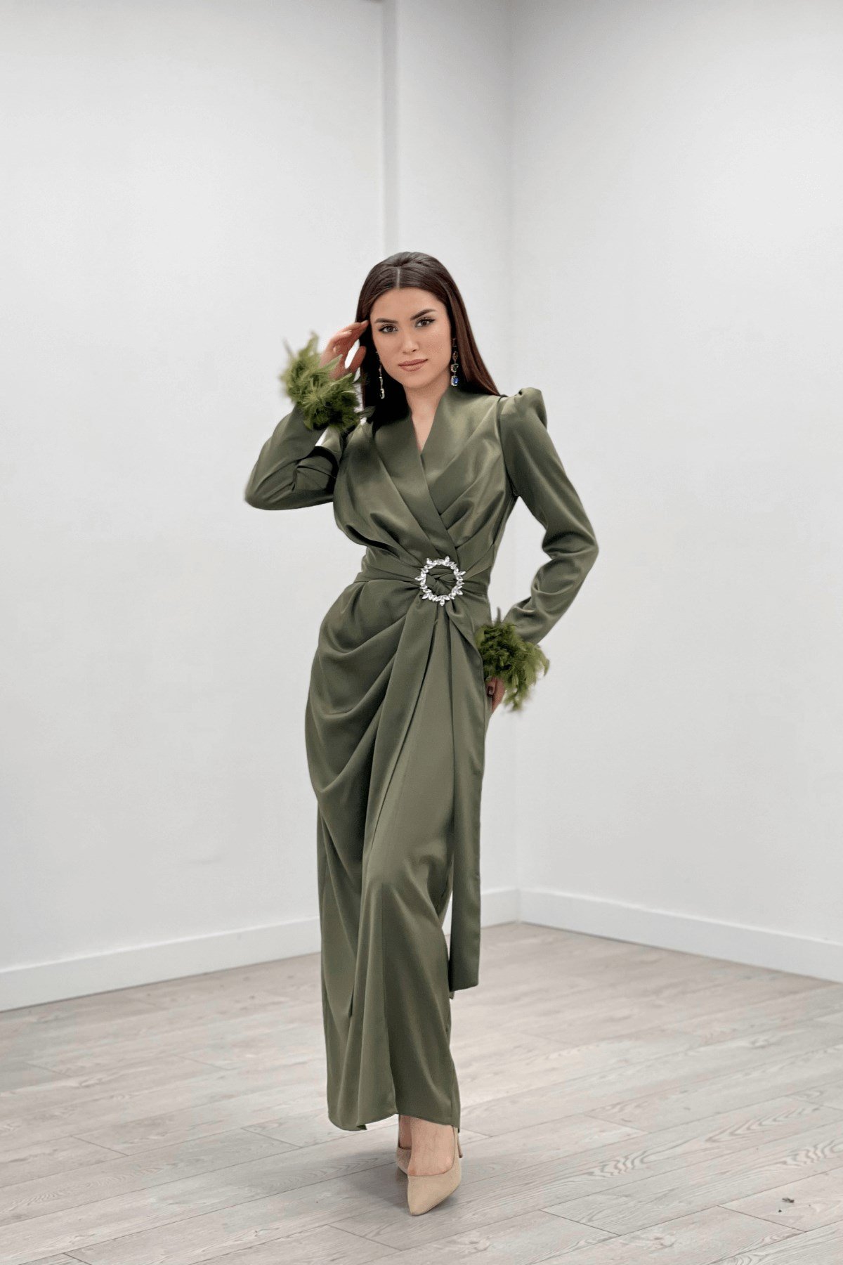 Saten Kumaş Kolları Tüy Detaylı Abiye Elbise - HAKİ YEŞİL