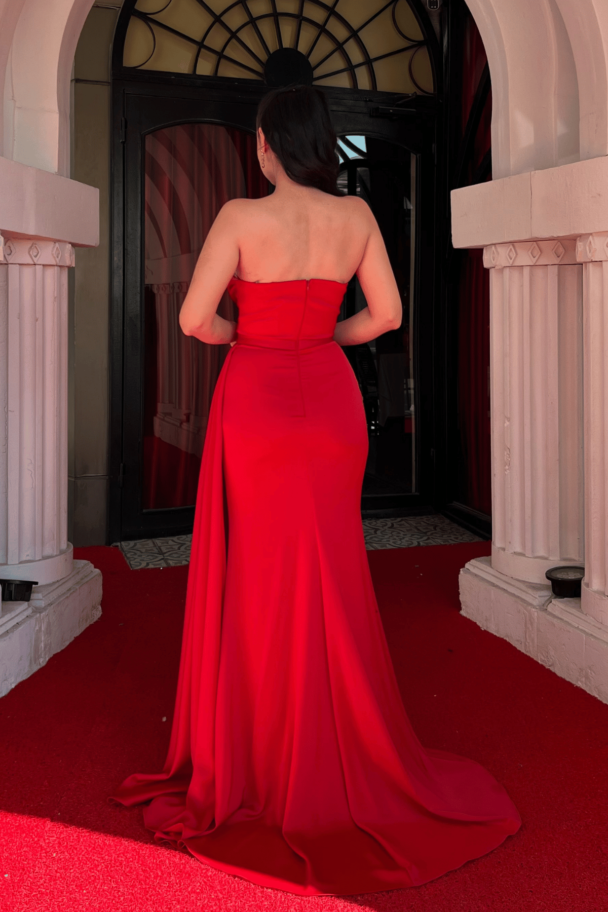 Saten Kumaş Straplez Şal Detaylı Abiye Elbise - KIRMIZI