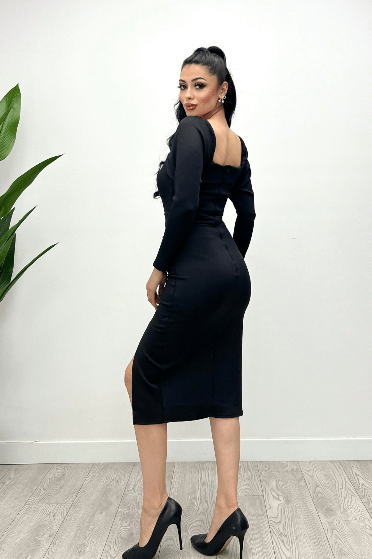 فستان سكوبا مزين بشق من القماش