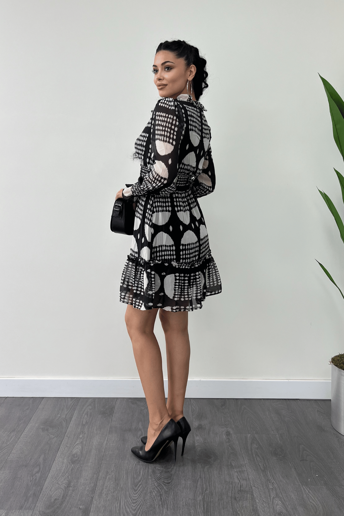 Şifon Kumaş Beli Lastik Detaylı Mini Elbise - SİYAH