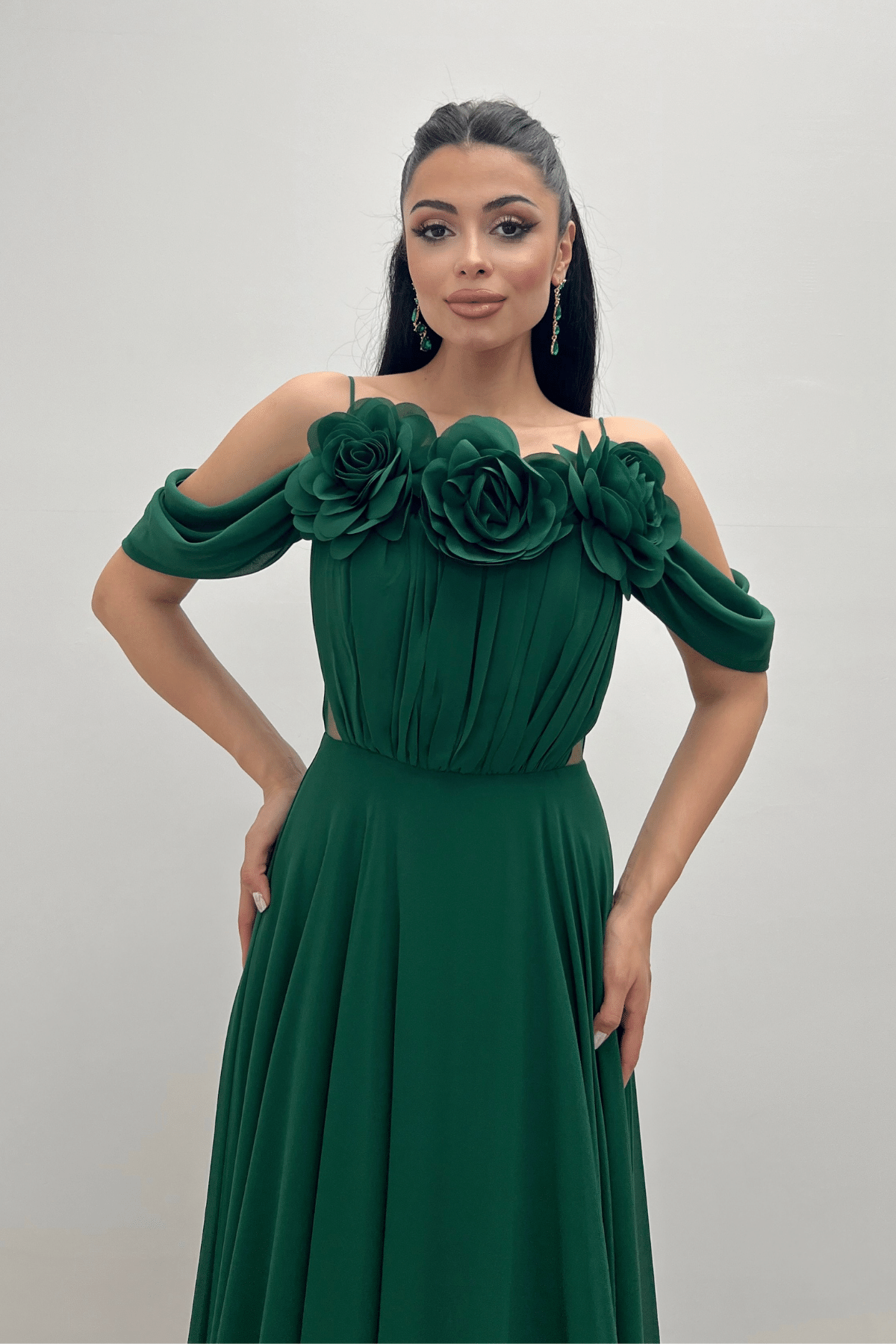 Şifon Kumaş Büzgü ve Gül Detaylı Maxi Elbise - ZÜMRÜT YEŞİL