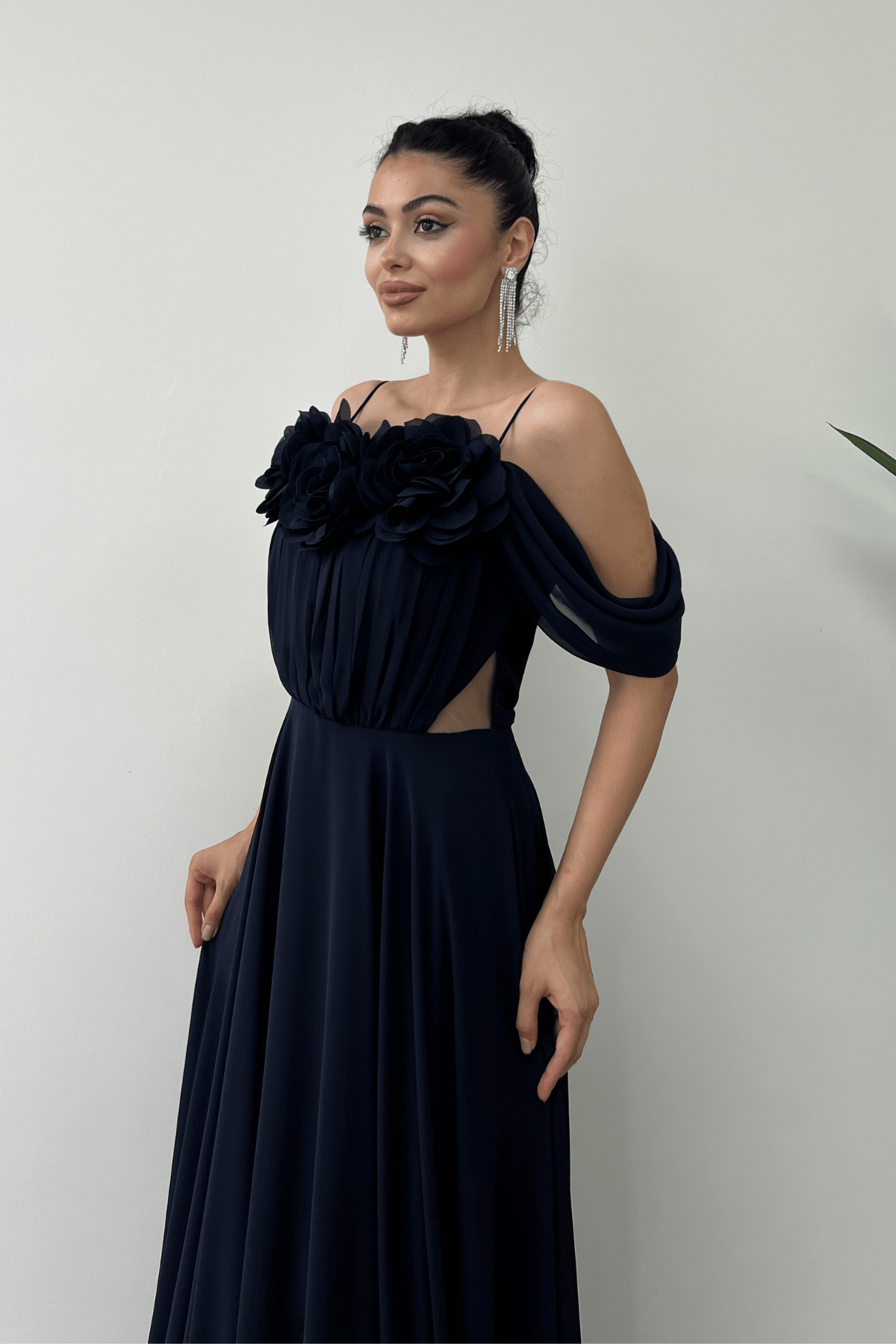 Şifon Kumaş Büzgü ve Gül Detaylı Maxi Elbise - LACİVERT
