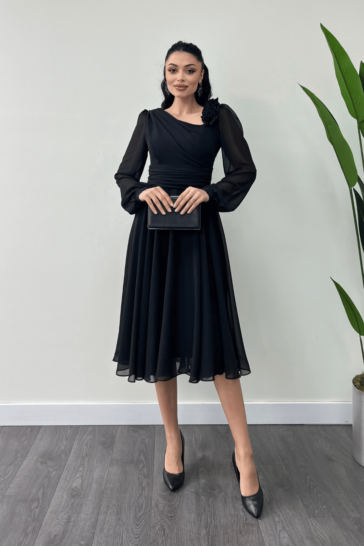 Şifon Kumaş Gül Detaylı Midi Boy Elbise - SİYAH