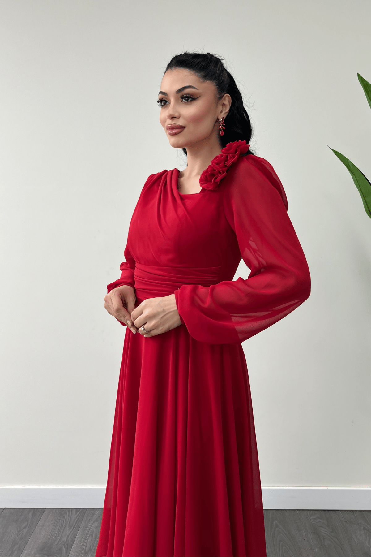 Şifon Kumaş Gül Detaylı Midi Boy Elbise - KIRMIZI