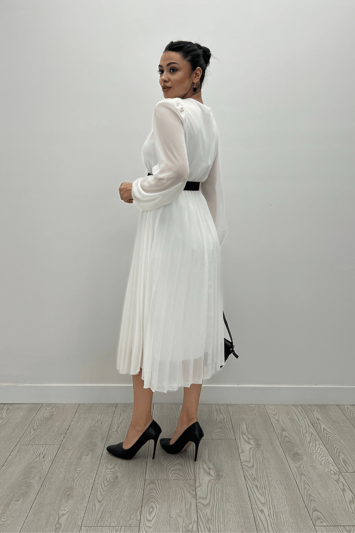 Şifon Kumaş Kruvaze Yaka Pliseli Elbise - BEYAZ