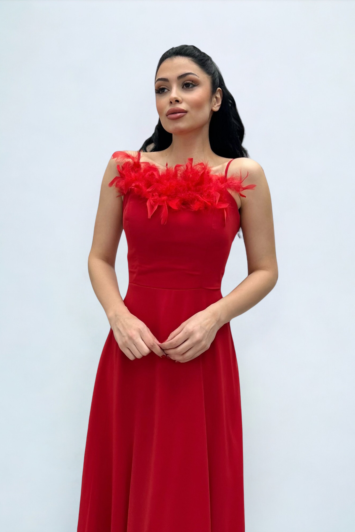 Şifon Kumaş Tüy Detaylı Sırt Dekolteli Abiye Elbise - KIRMIZI