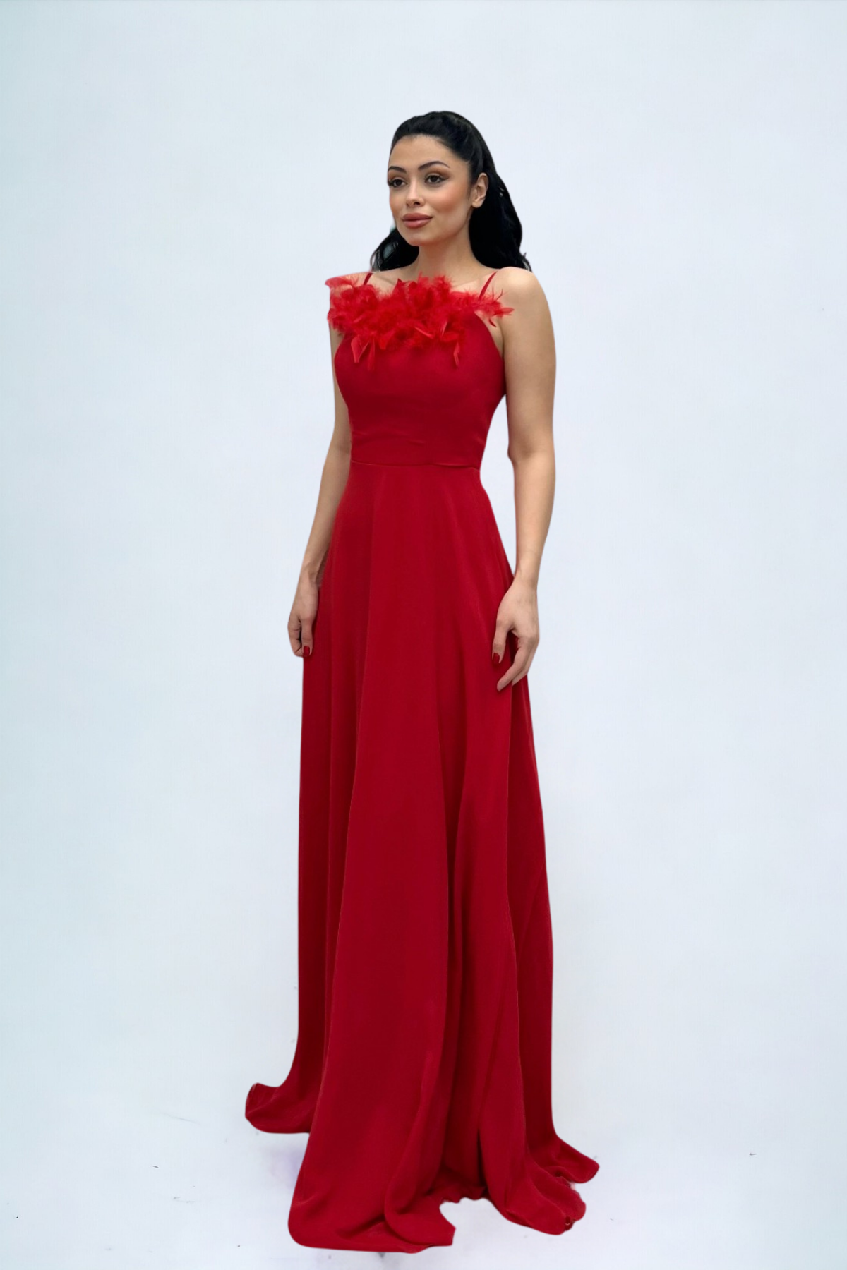 Şifon Kumaş Tüy Detaylı Sırt Dekolteli Abiye Elbise - KIRMIZI