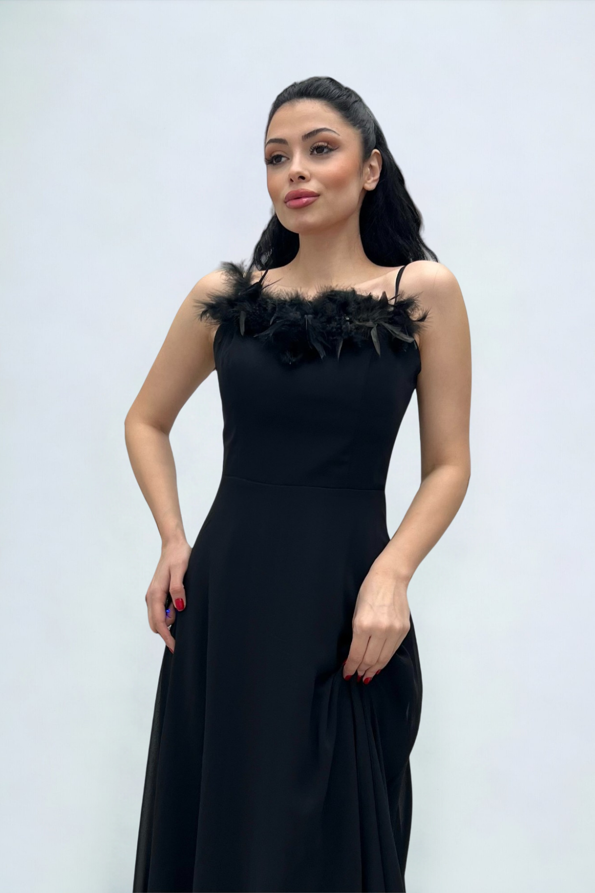 Şifon Kumaş Tüy Detaylı Sırt Dekolteli Abiye Elbise - SİYAH