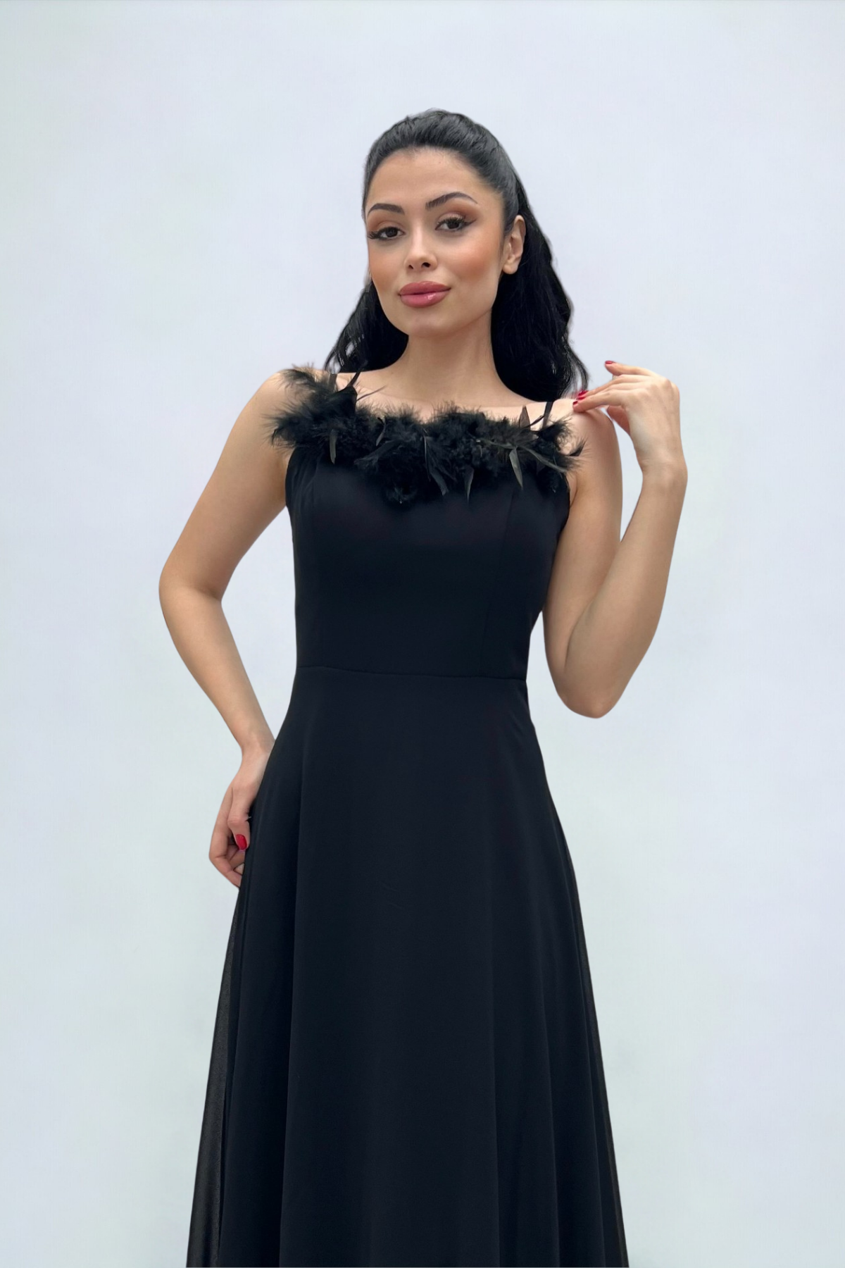 Şifon Kumaş Tüy Detaylı Sırt Dekolteli Abiye Elbise - SİYAH