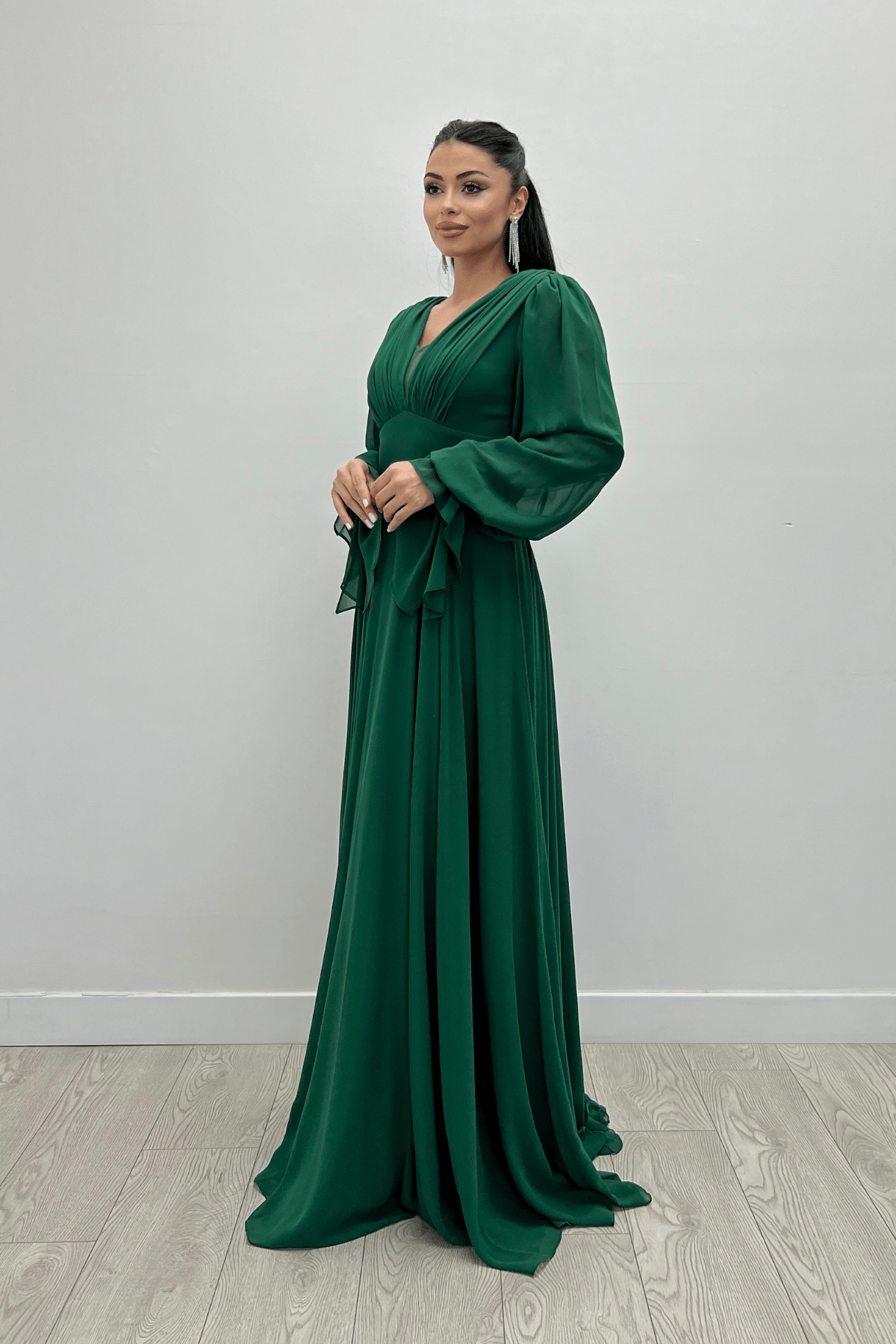Şifon Kumaş V Yaka Büzgü Detaylı Maxi Elbise - ZÜMRÜT YEŞİL