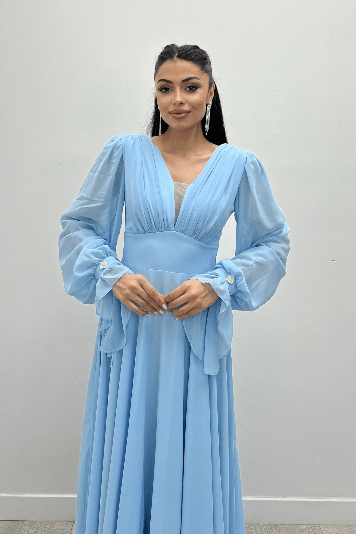 Şifon Kumaş V Yaka Büzgü Detaylı Maxi Elbise - BUZ MAVİ