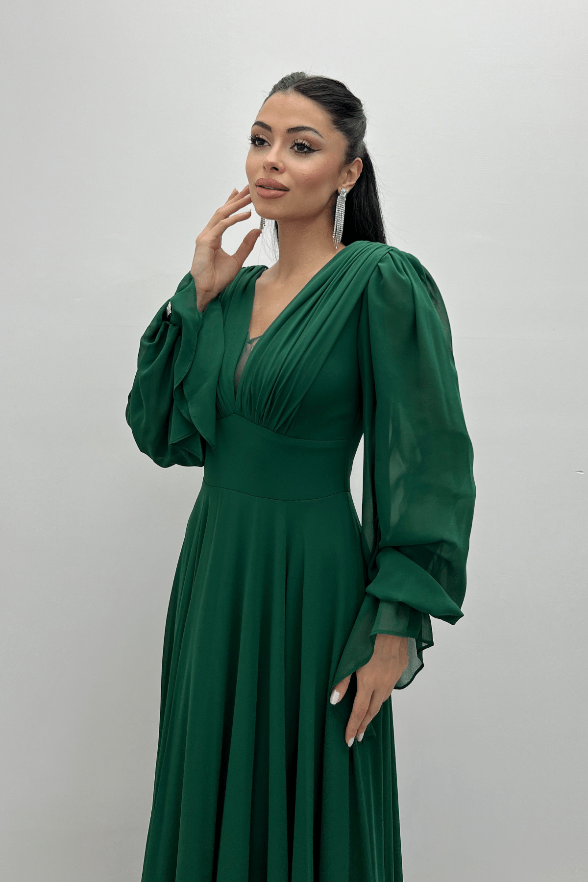 Şifon Kumaş V Yaka Büzgü Detaylı Maxi Elbise - ZÜMRÜT YEŞİL