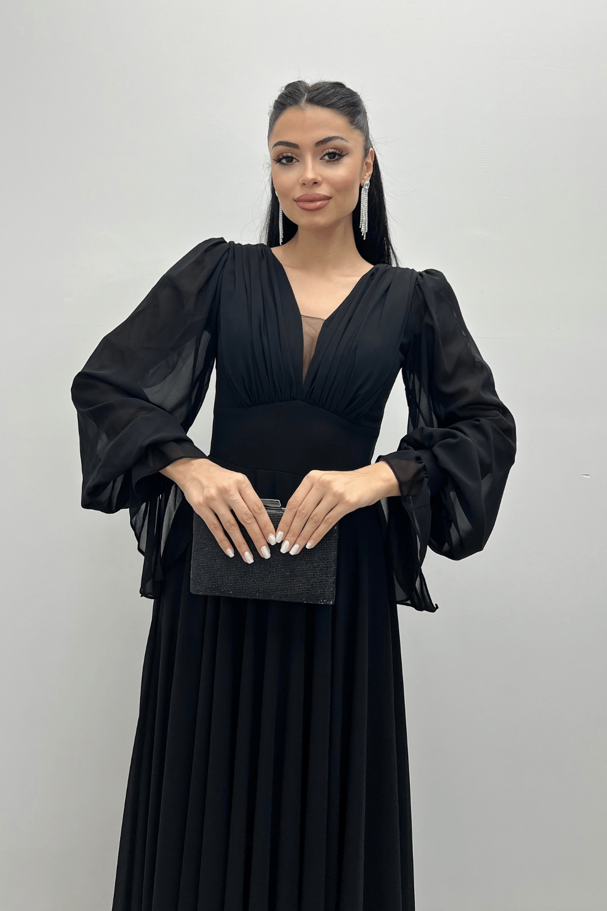 Şifon Kumaş V Yaka Büzgü Detaylı Maxi Elbise - SİYAH