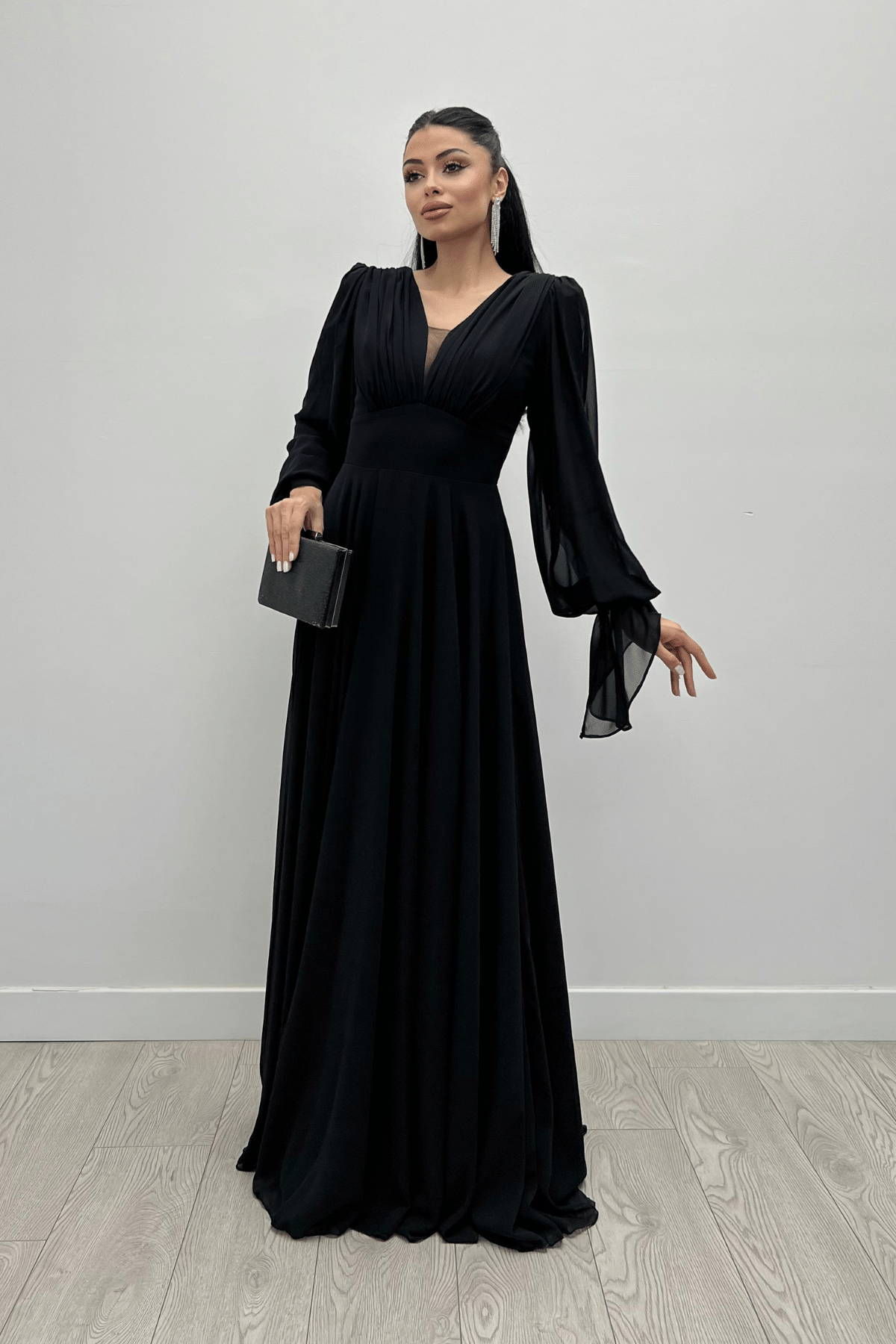 Şifon Kumaş V Yaka Büzgü Detaylı Maxi Elbise - SİYAH