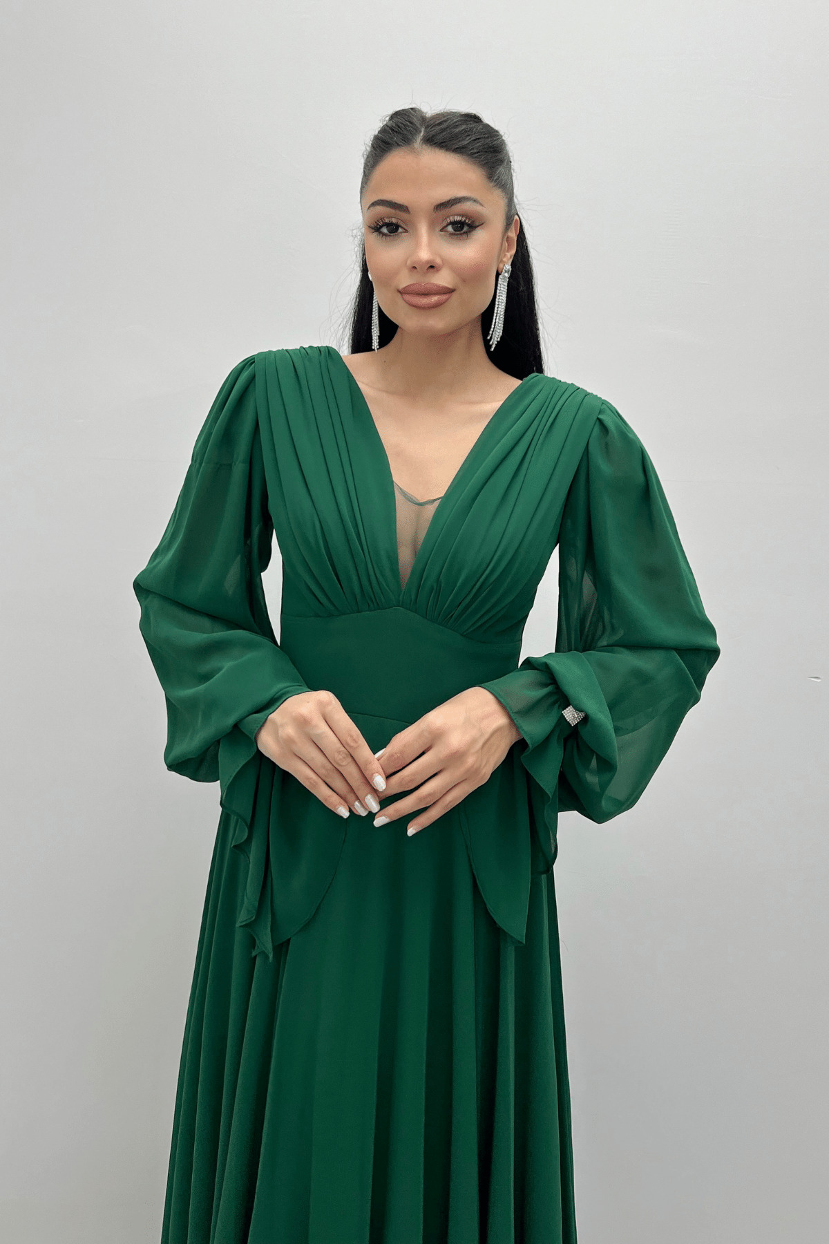 Şifon Kumaş V Yaka Büzgü Detaylı Maxi Elbise - ZÜMRÜT YEŞİL
