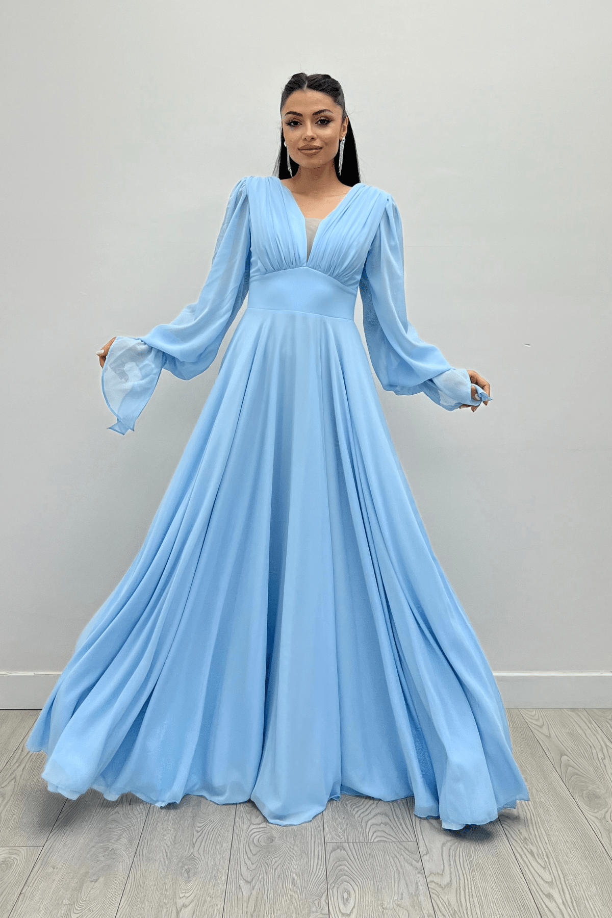 Şifon Kumaş V Yaka Büzgü Detaylı Maxi Elbise - BUZ MAVİ