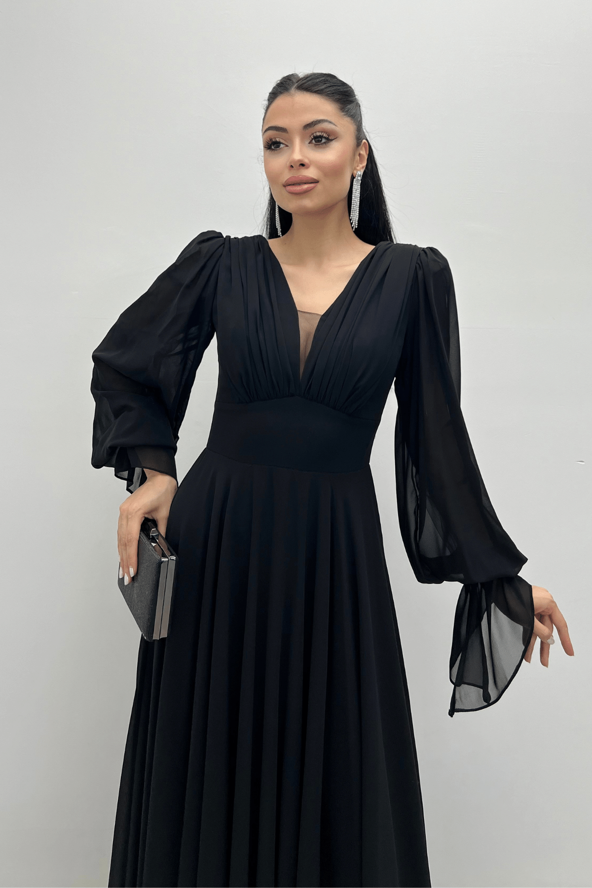 Şifon Kumaş V Yaka Büzgü Detaylı Maxi Elbise - SİYAH