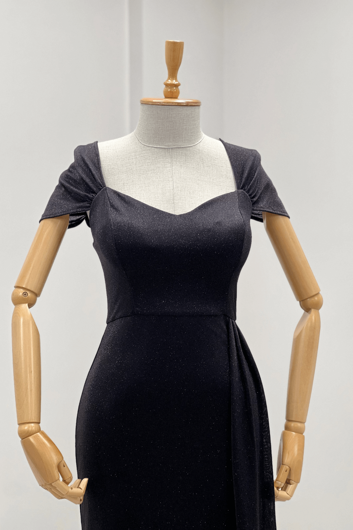 Simli Kumaş Omu Büzgülü Uzun Elbise - SİYAH