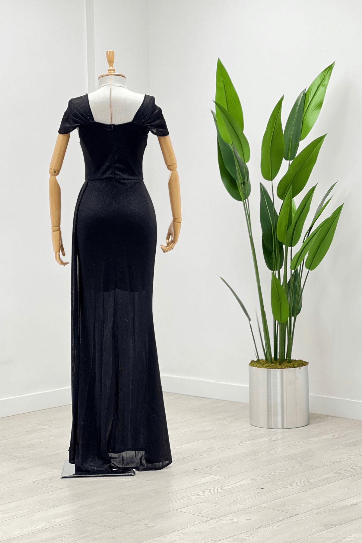 Simli Kumaş Omu Büzgülü Uzun Elbise - SİYAH