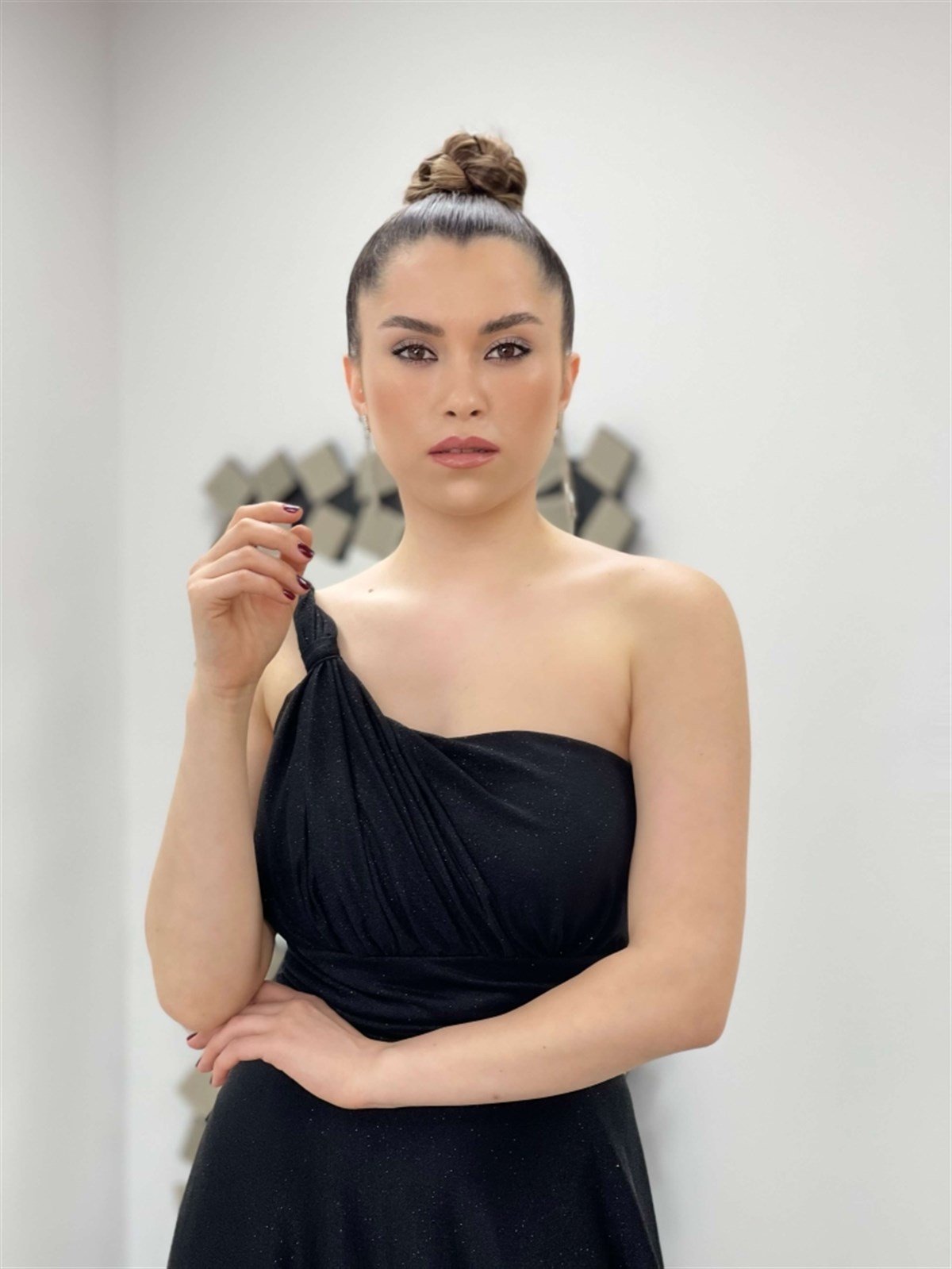 فستان تول لامع بكتف واحد - الأسود