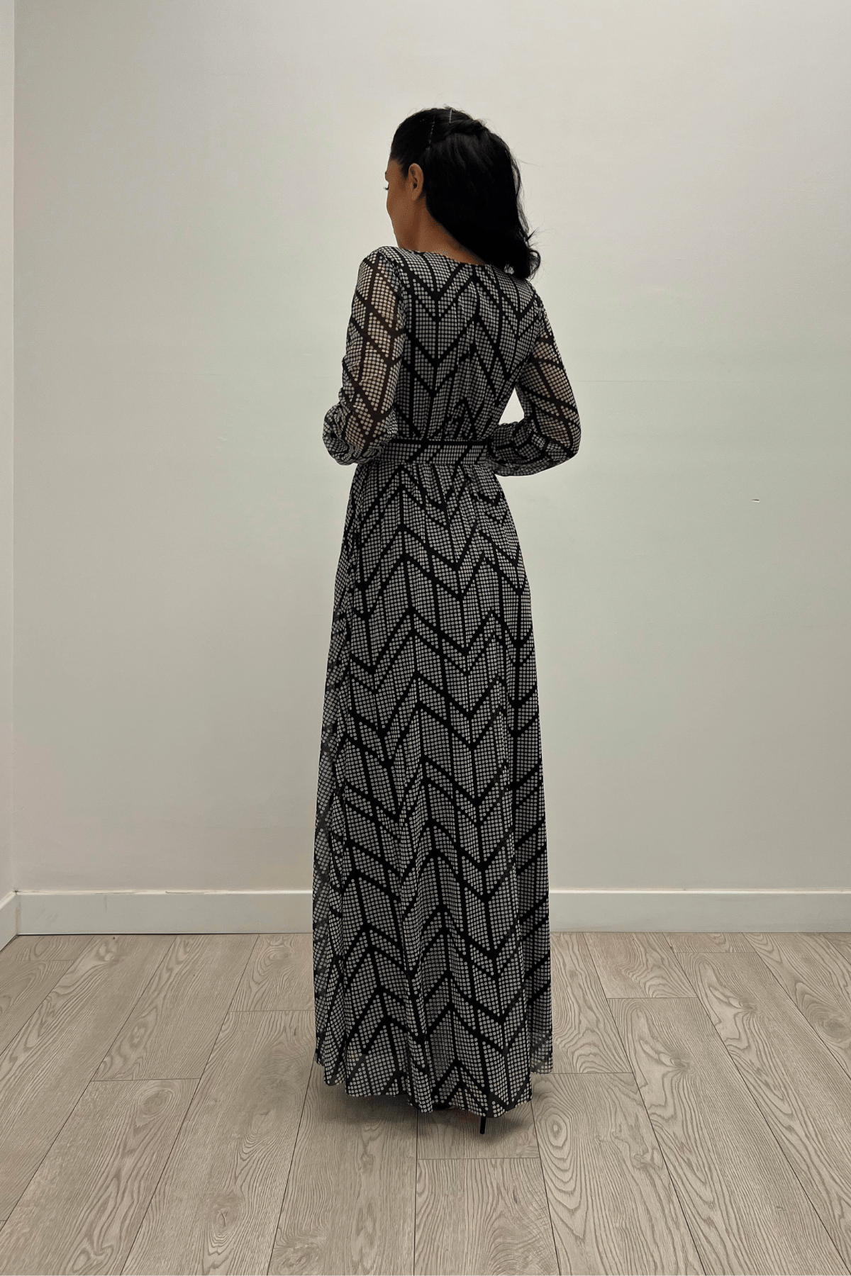 فستان ماكسي بنمط غير متماثل من قماش التول - الأسود