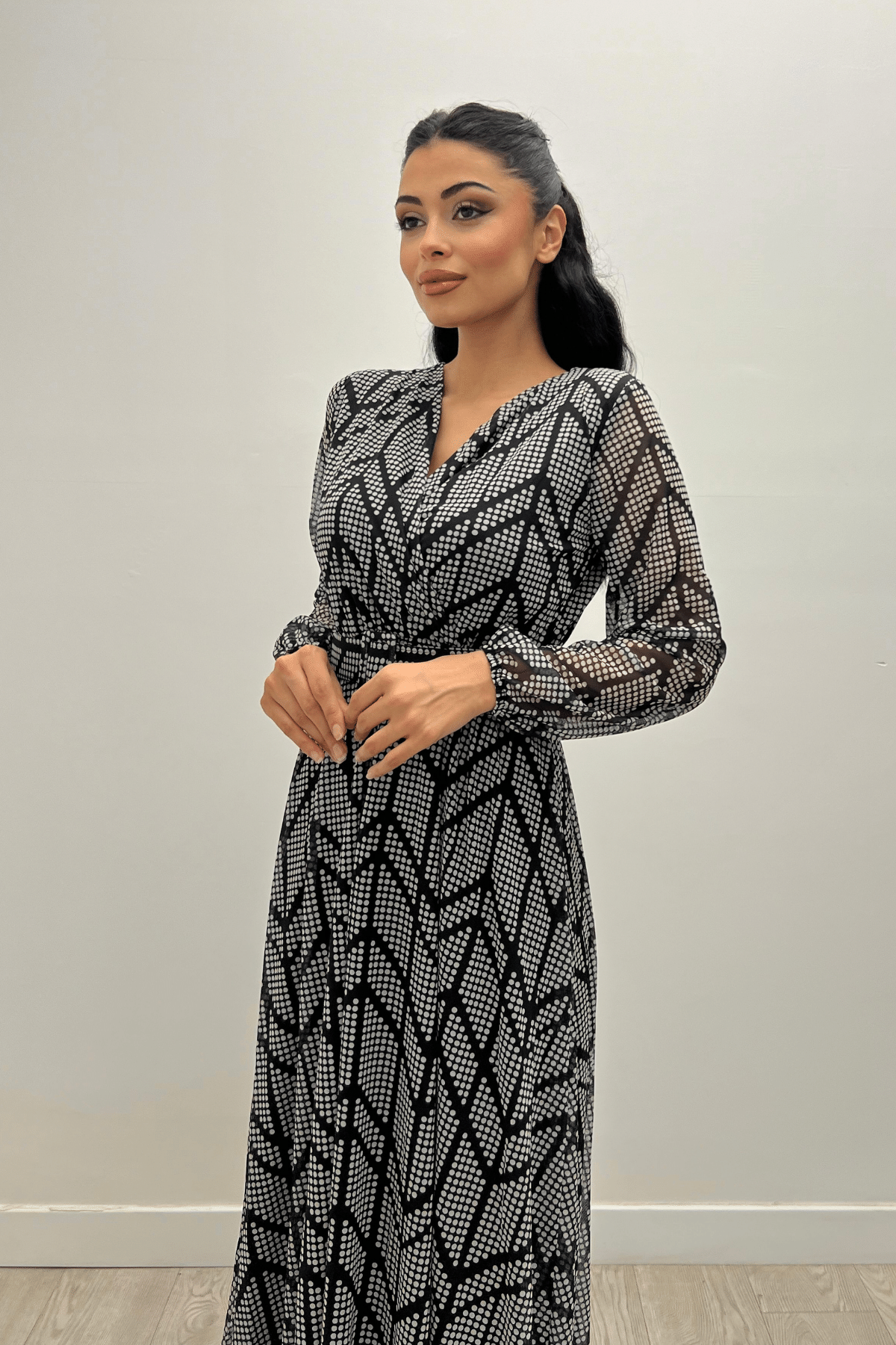 فستان ماكسي بنمط غير متماثل من قماش التول - الأسود