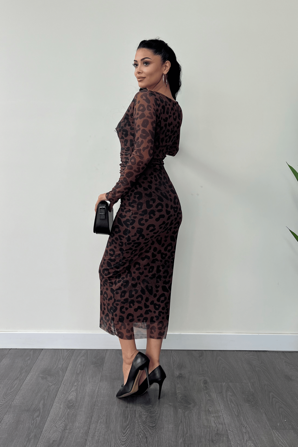 Tül Kumaş Büzgü Detaylı Kalem Elbise - KAHVERENGİ