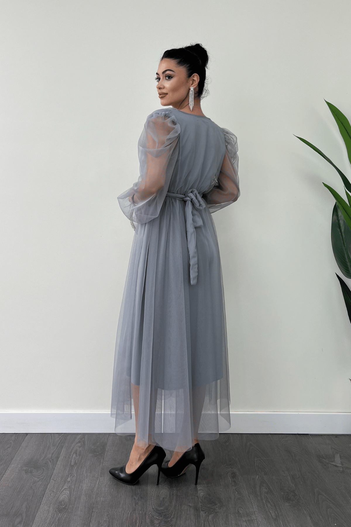 Tül Kumaş Kruvaze Yaka Taş Kemer Detaylı Elbise - GRİ