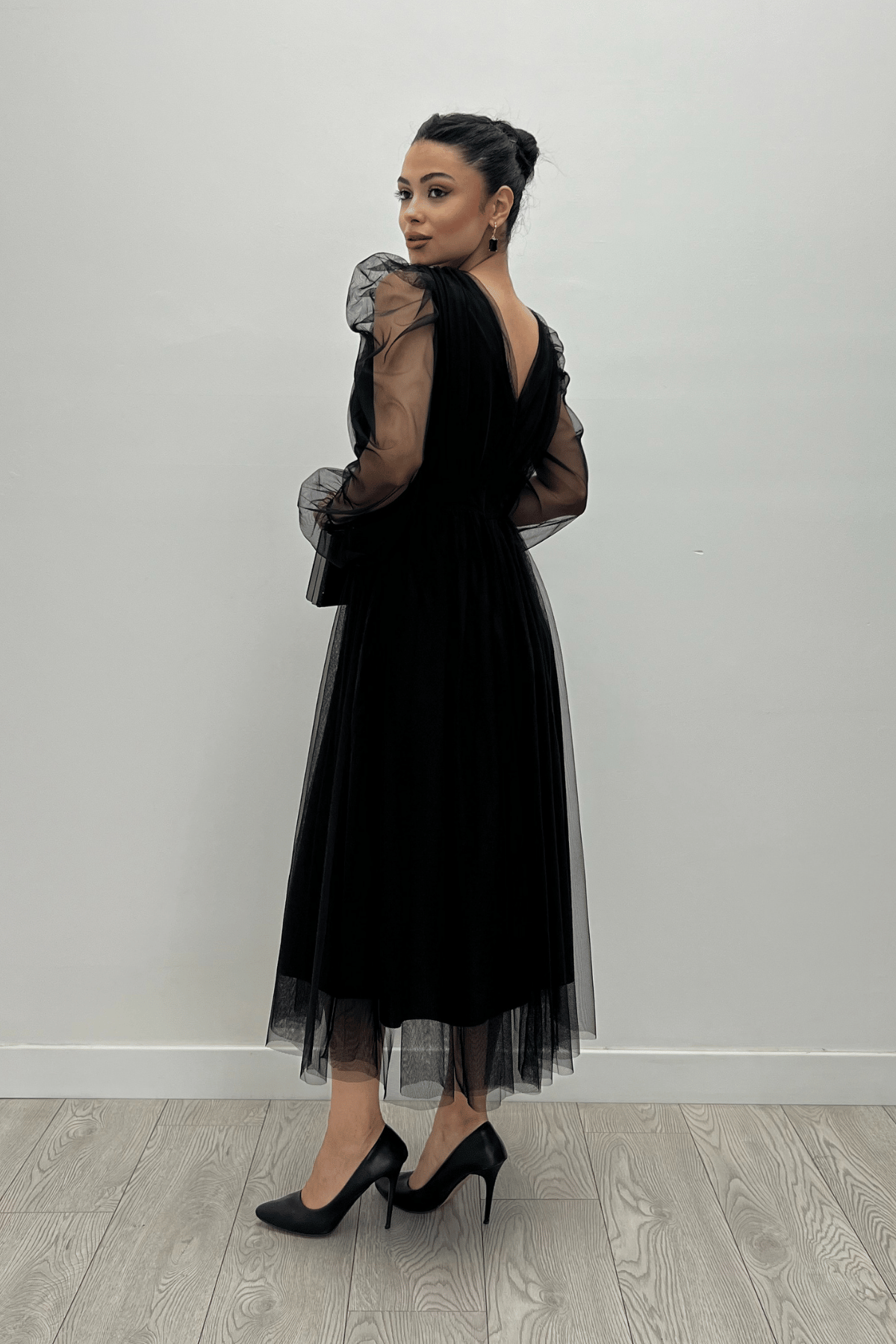 Tül Kumaş V Yaka Midi Detaylı Elbise - SİYAH