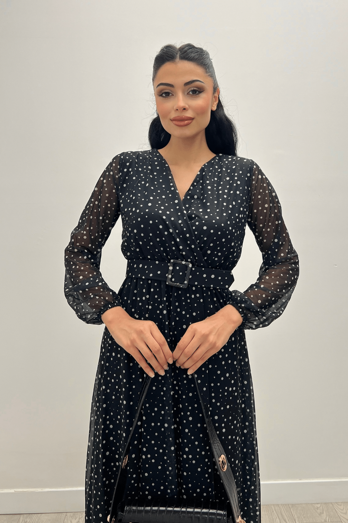 فستان مزين بحزام مطبع بالليزر على قماش من التل - الأسود