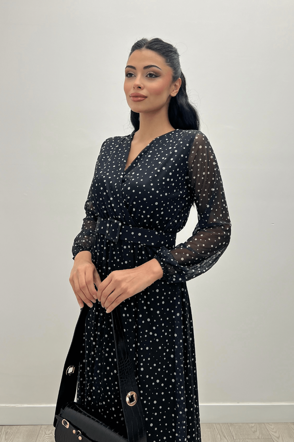 فستان مزين بحزام مطبع بالليزر على قماش من التل - الأسود