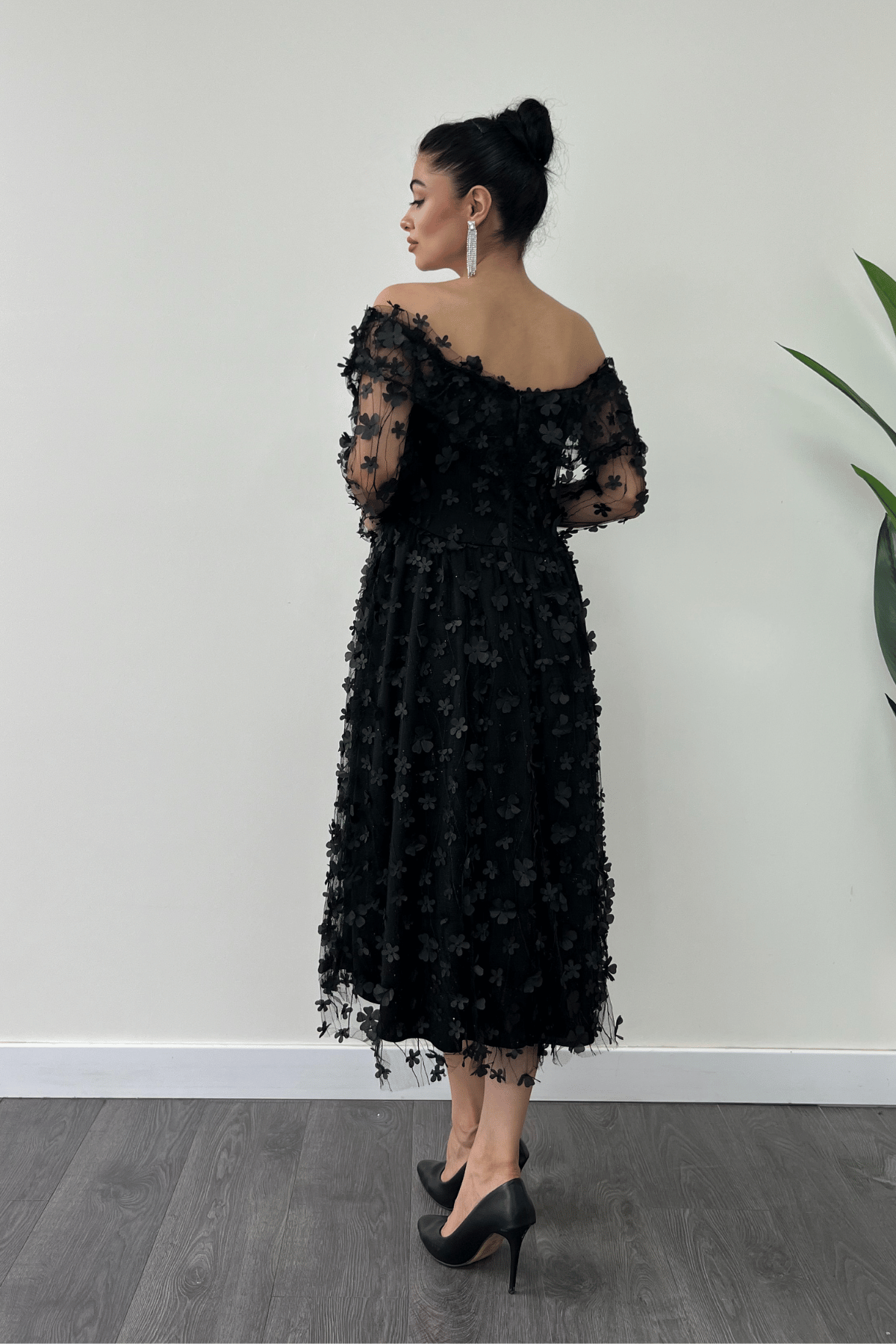 Üç Boyut Çiçekli Kumaş Kayık Yaka Midi Elbise - SİYAH